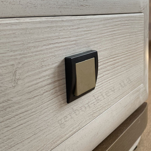 Фото приліжкової тумбочки ОРЕГОН KOM1S БРВ (ВМК) від покупця – ручка