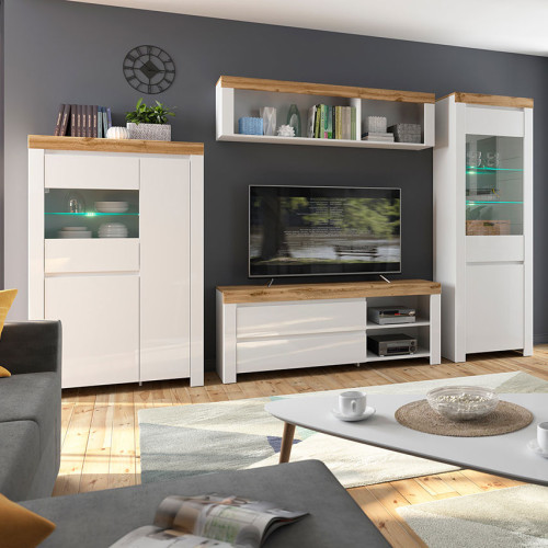 Фото витрины HOLTEN REG1D1W BRW BRW белый / дуб вотан / белый глянец с подсветкой в интерьере гостиной