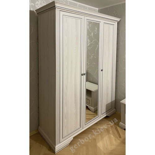 Фото спальні ВАЙТ Гербор в кольорі ясен сніжний / сосна срібна від покупця – шафа