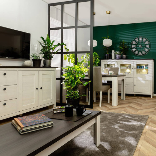 На фото комод HESEN KOM3D3S/10/20 BRW лиственница sibiu светлая / сосна larico в интерьере гостиной