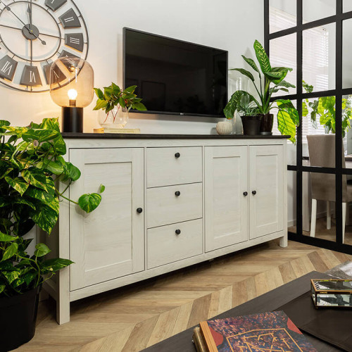 На фото комод HESEN KOM3D3S/10/20 BRW лиственница sibiu светлая / сосна larico в интерьере