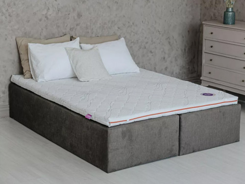 На фото вид сбоку топпера ТРАФИК ИН СТАЙЛ МАТРОЛЮКС на кровати