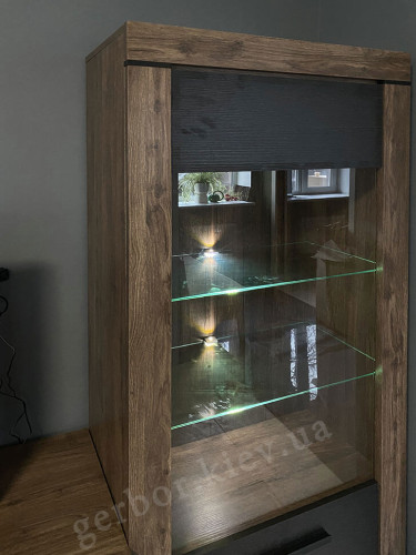 Фото вітрини REG1W БЕЛЕН Гербор дуб травіата / дуб болотний коричневий від покупця – підсвітка