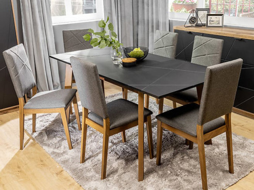 Фото розкладного обіднього столу FORN STO BRW дуб стирлінг / чорний із стільцями Forn дуб стирлінг / сірий інтер'єрі вітальні