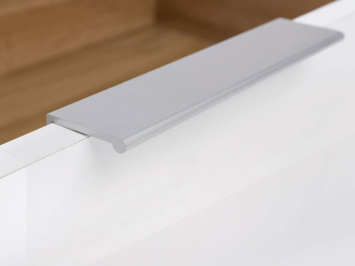 На фото ручка мебели для спальни ZELE BRW дуб вотан / белый глянец