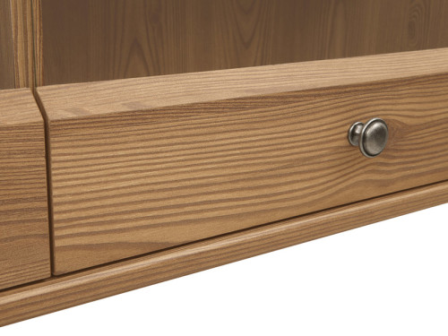 На фото навесная витрина мебели для гостиной BERGEN BRW