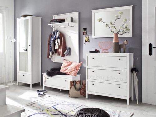 Фото комода OLE 3S MEBELBOS в интерьере прихожей – вид сбоку