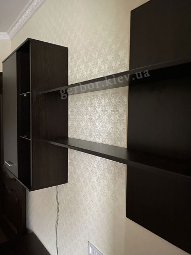 Фото вітальні КВАТРО Гербор венге магія – панель з полицями