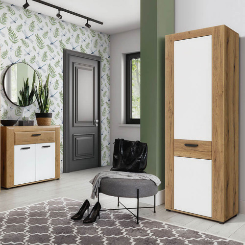 Фото пенала BESTO BT6 BOGFRAN в интерьере прихожей