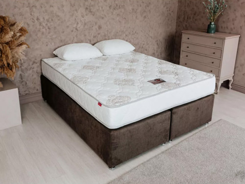 На фото вид сверху матраса МОНИКА ХОУМ МАТРОЛЮКС на кровати